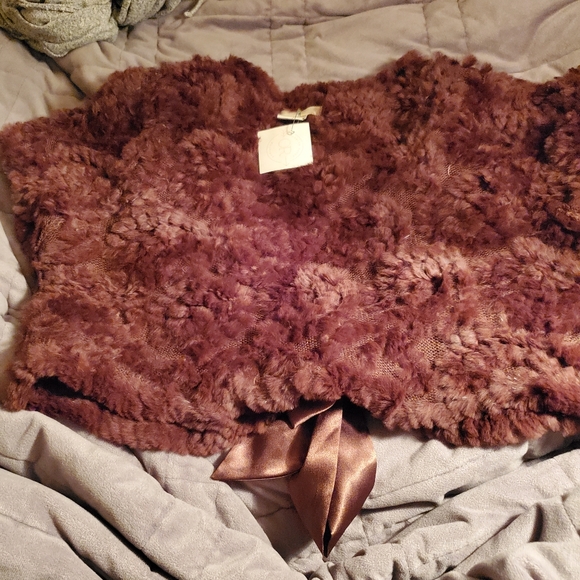 YARNS Faux Fur Brown Classic Shawl/Cape - Picture 8 of 9